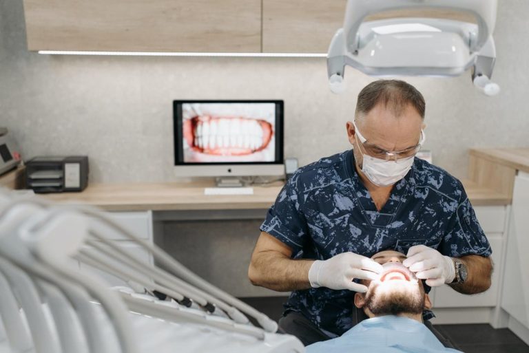 Jak dbać o zęby nie tylko w czasie pandemii