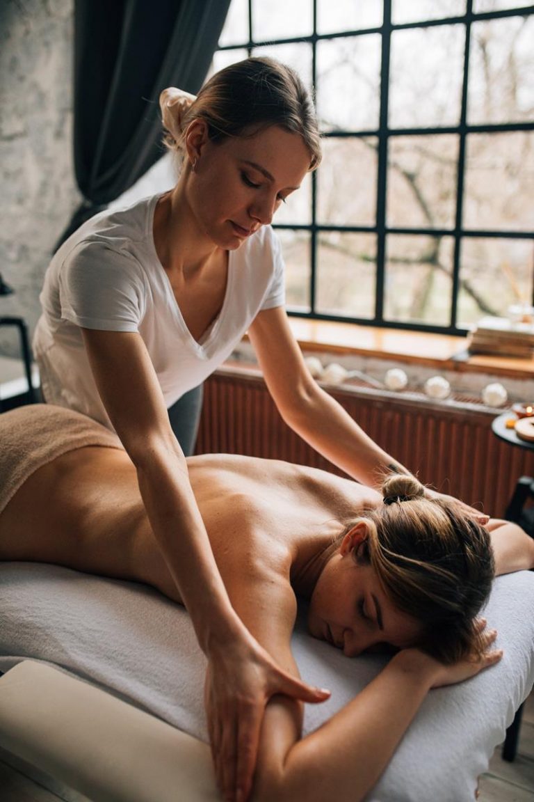 Czy masaż tantryczny pozwala na realne doświadczenie miłości do swojego ciała?