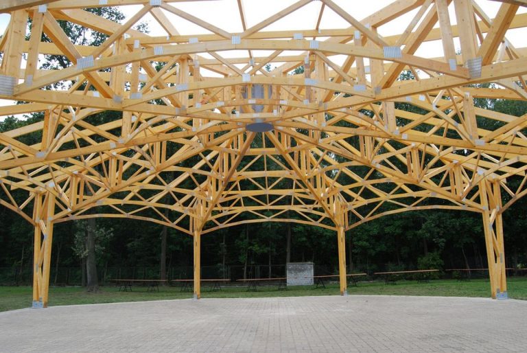 Efektywność prefabrykatów drewnianych w konstrukcjach domów szkieletowych